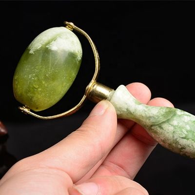 Πράσινο Xiuyan Jade Face Roller Gua Sha συγκολλημένο μεταλλικό Jade Massage Roller για εργαλεία ομορφιάς Μασάζ προσώπου
