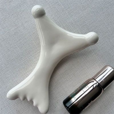OEM/ODM X σχήμα κεραμικής Gua Sha ξύρισμα μασάζ σαλόνι ομορφιάς απαραίτητο για χαλάρωση του προσώπου
