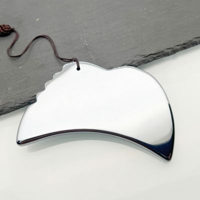 Ασημένιο Τεραχέρτζ πλακέτα ομορφιάς ξύσιμο εργαλείο μασάζ για μια πολυτελή και αναζωογονητική εμπειρία