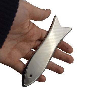 Πίνακα Guasha σε σχήμα ψαριού από ανοξείδωτο χάλυβα Παραδοσιακό μέταλλο Guasha εργαλείο μασάζ για την υγεία προσώπου και σώματος